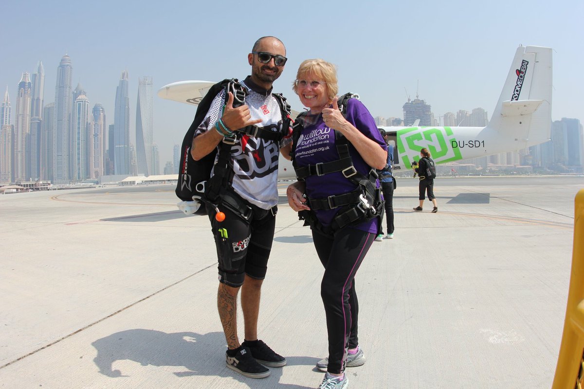 4Robin17's tweet photo. When you are stuck at work and you remember ....you have done a skydive! #blueskies #warm #mas #dubai #wanttodoitagain! #overtooquick #challenge15 #halfway #30challenges #4Robin @skydivedubai #whoooooooo https://t.co/ojLQaztjE8