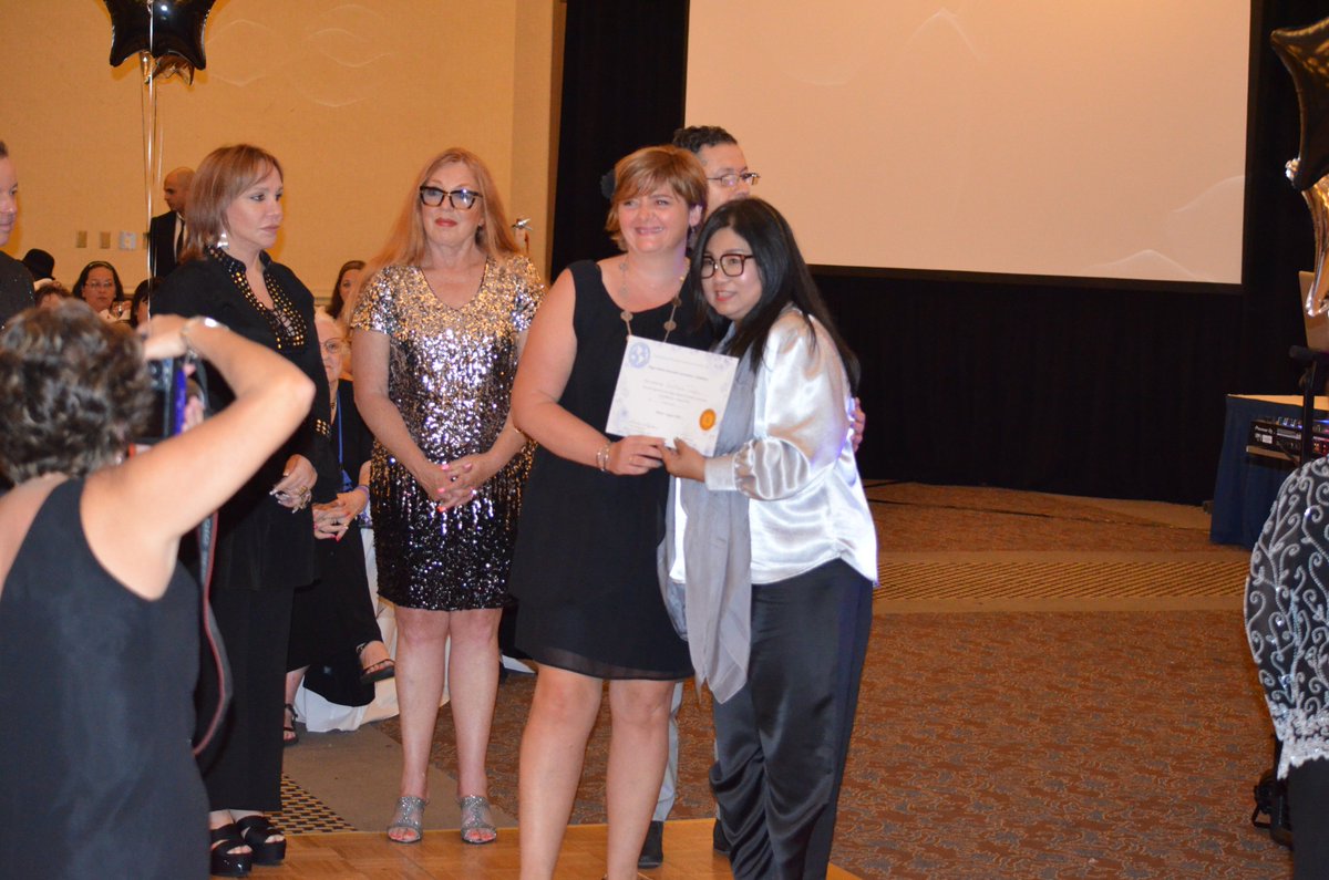 AmelineTurpin's tweet photo. Remise d'un Gold Awards à l'IPAT à Miami pour ma pièce exposée au concours. Many thanks for all. https://t.co/zBTJ0J3rXO