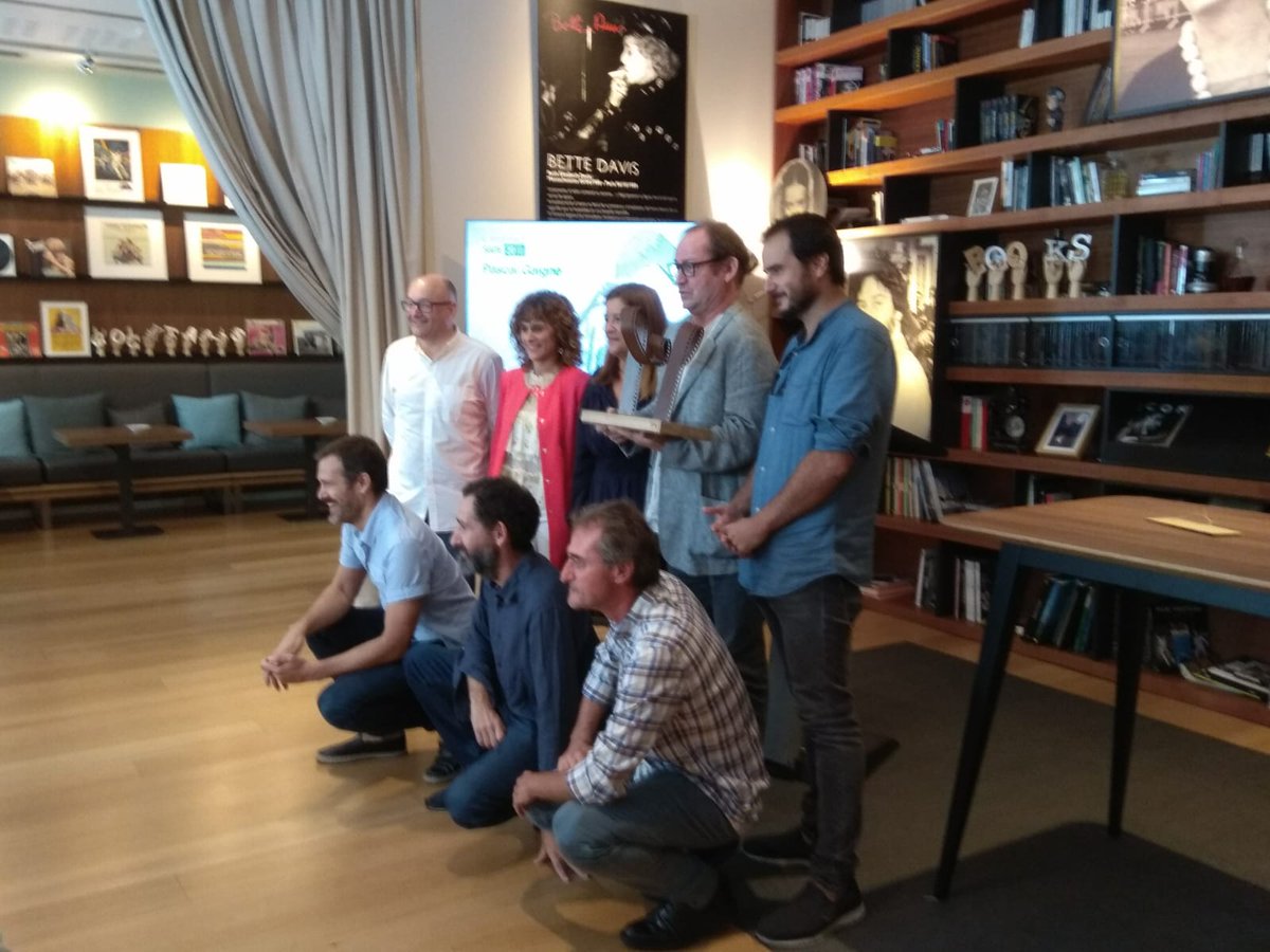 zineuskadi's tweet photo. Pascal Gaignek jaso du SADE saria bere ibilbide profesionalagatik.
ZORIONAK!!!
#sadecine #EZAE #PascalGaigne #Astoria https://t.co/yk7kjuetWe