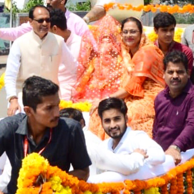 UTTAMSINGHVERM1's tweet photo. ‘वक्रतुण्ड महाकाय सूर्यकोटि समप्रभ: निर्विघ्नं कुरु मे देव सर्वकार्ये��ु सर्वदा’ @ChouhanShivraj  @yuva_kartikey   विघ्नहर्ता गौरीपुत्र गणेशजी सभी विघ्नों को हर कर प्रदेश को सुख समृद्धि प्रदान करे @aloksanjar https://t.co/LaZfsrtNio