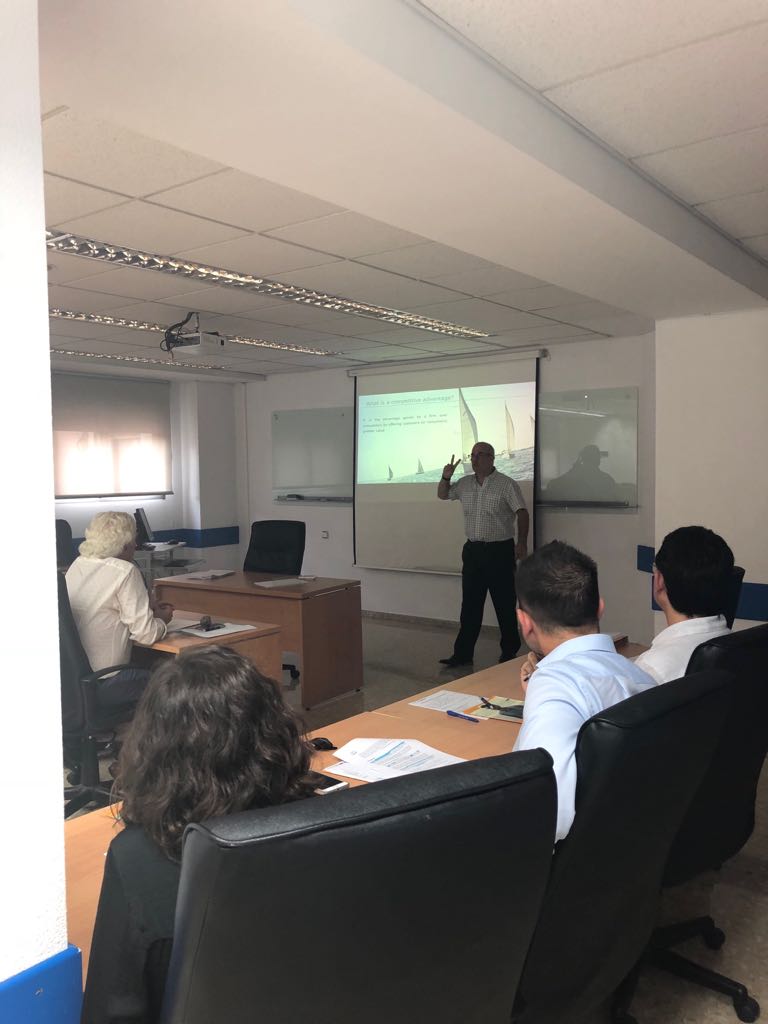 ESIC_University's tweet photo. La innovación es el camino más rápido para destacar sobre tus competidores.Ayer en @ESICValencia aprendimos junto a Fernando Flores Blas qué herramientas pueden ayudarnos a conseguir esa ventaja competitiva en la #MasterclassESIC en International Trade &amp; Business ¡Qué gran tarde! https://t.co/vjKwShdjDw