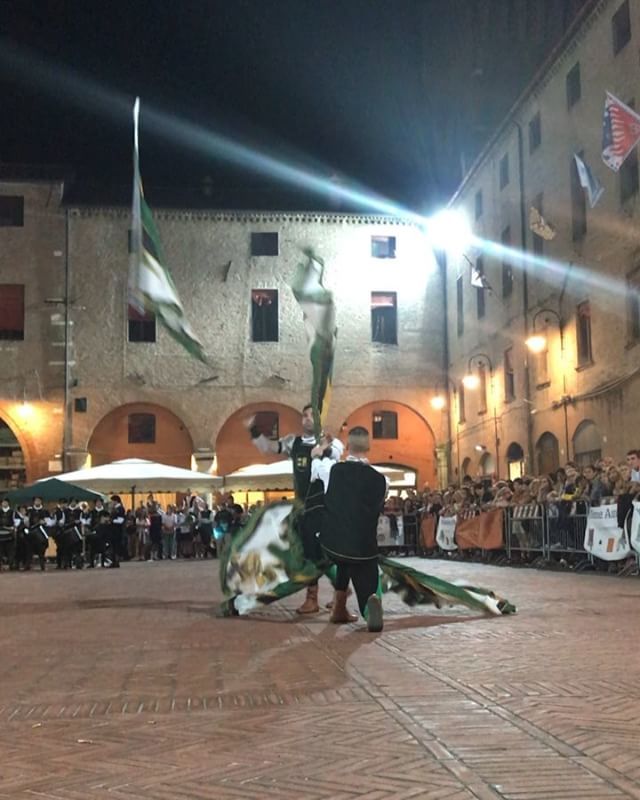 PaliodiFerrara's tweet photo. Tenzone Aurea 2018 - Coppia Sbandieratori 2* posto: Sestiere di Porta Maggiore.
.
.
#paliodiferrara #tenzoneaurea #tenzoneaurea2018 #rievocazionestorica #sbandieratori #passionepalio #paliopassion #flagcompetition #flagwavingcompetition
#garesbandierator… https://t.co/AFWOSFVbLG https://t.co/DJdKsoRBGw