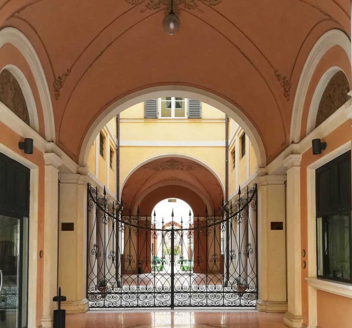 marcopoggioli_'s tweet photo. Giardini segreti in città 🌿🍃 #hiddenplaces #walkingaround #hiddenbeauty #allimprovviso #building #architecture #shapes #simmetria #armonia #digitalbusiness #dailyview #lookaround https://t.co/fWAw1SVlya
