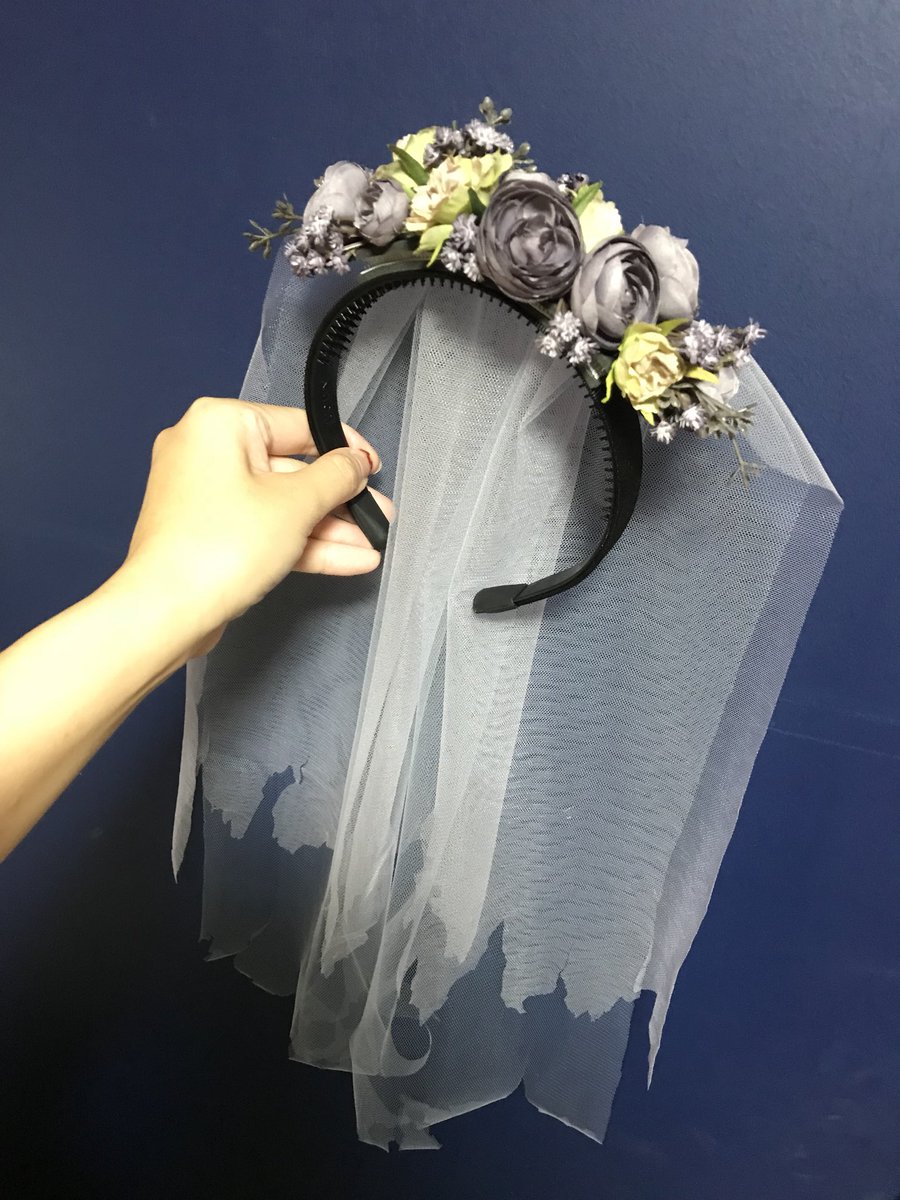 くさかり 公式ホンテ花嫁カチューシャ完売に頭に来た結果 転売ヤーに金落とすくらいなら作ればいいじゃないか って勢いで作った 花嫁カチューシャです 笑 もっとボロボロにしたいんだけど ここでやめといた方がいいんだろうか 笑 写メだとグレーと紫