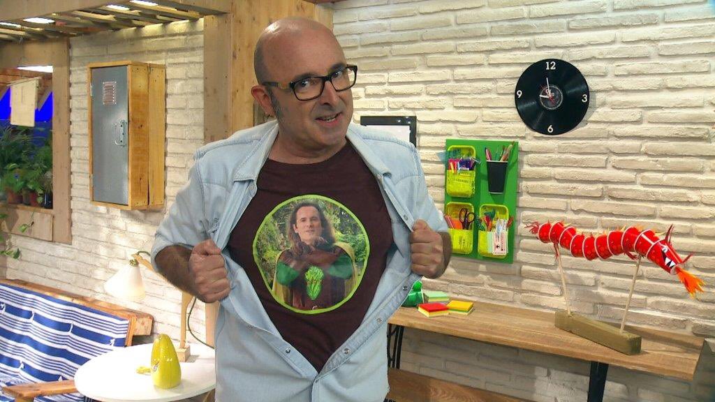 En Rafel va quedar molt marcat, de jove, pel Capità Enciam. I a vegades li ve la nostàlgia i comença a furgar cubells d’escombraries, i se n’emporta safates de poliuretà, o gots de cartró... I en fa coses. Petits gestos poderosos. 
El veureu demà a les 20:25, abans del TNVespre.