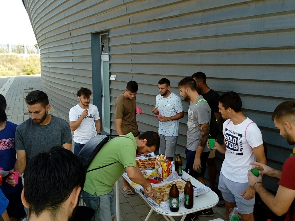 CDTorrevieja's tweet photo. 📷 | 

🍕🍺 Y si, todo no va ser entrenar, también son importantes estos momentos para hacer grupo y conocerse fuera del terreno de juego 👍

#HaciendoPiña 🔵⚪⚽ https://t.co/ibSepKzaic