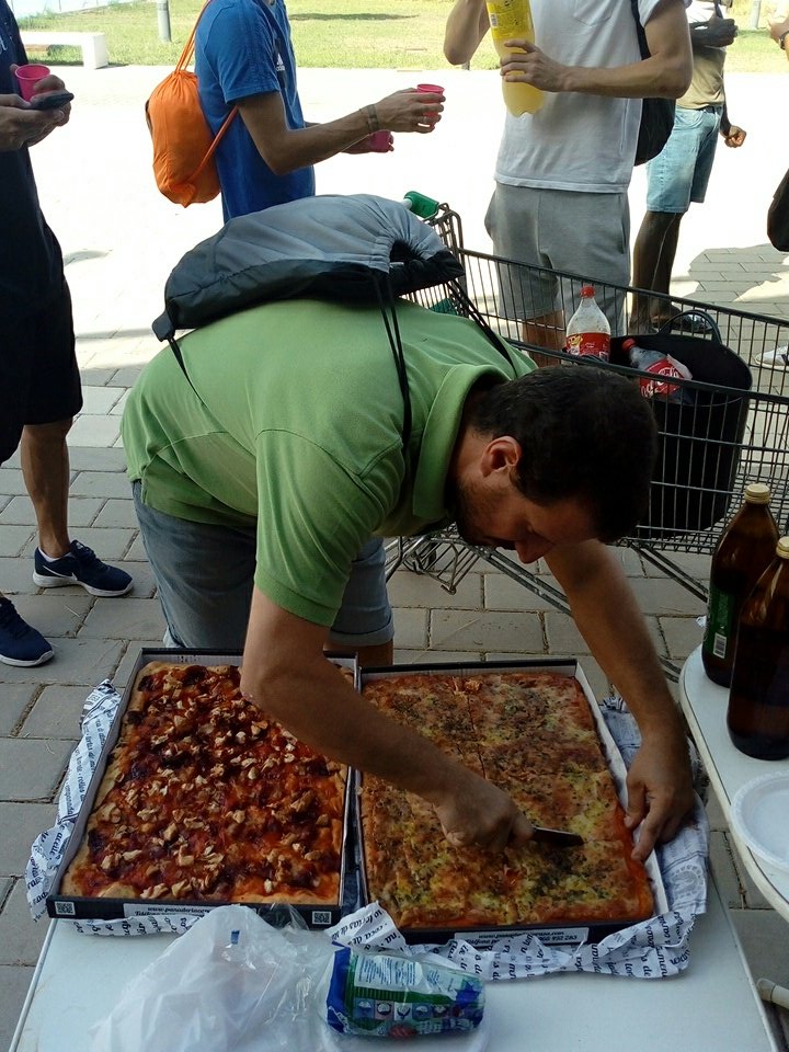 CDTorrevieja's tweet photo. 📷 | 

🍕🍺 Y si, todo no va ser entrenar, también son importantes estos momentos para hacer grupo y conocerse fuera del terreno de juego 👍

#HaciendoPiña 🔵⚪⚽ https://t.co/ibSepKzaic