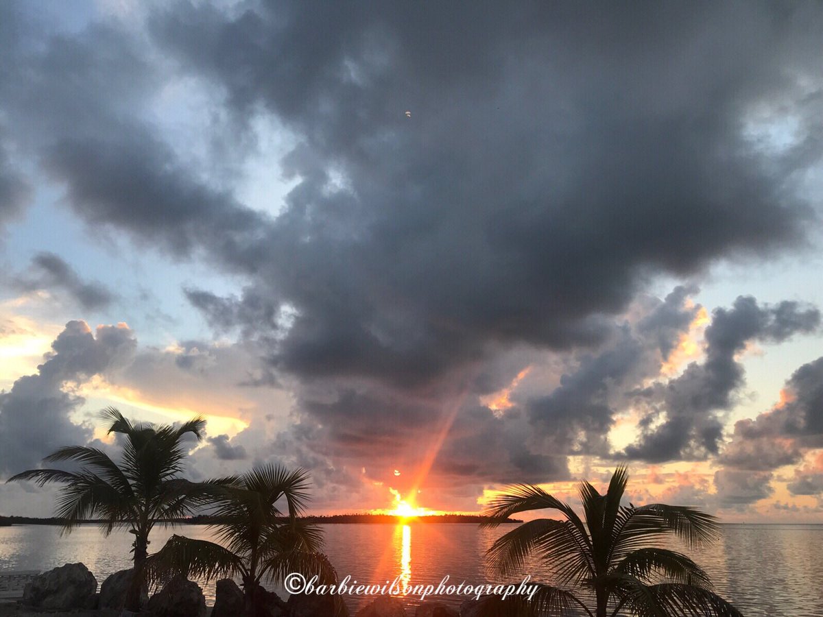 barbiedoll_eyw's tweet photo. Stunning colors  showing up for #sunrise #TGIF Have a gr8 weekend ya’ll! 🧜🏻‍♀️❤️🏝😎#Gm! #keywest https://t.co/593TBaoboh