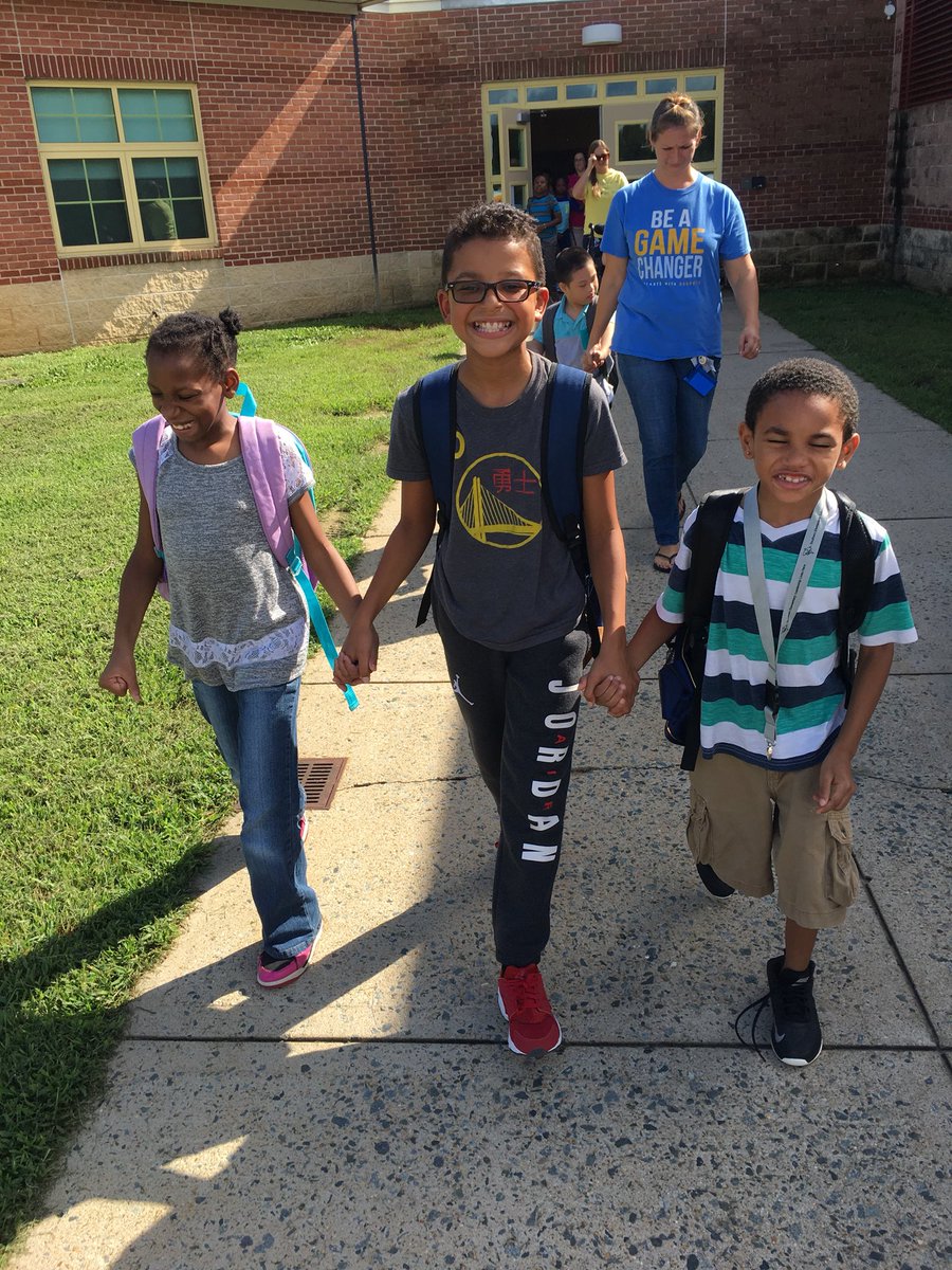 JefforyGibeault's tweet photo. When you are developing leadership in students, the greatest moments also develop.  #leadershipliveshere @sousharkscsd #LeaderInMeSchool https://t.co/nCEa404MRl