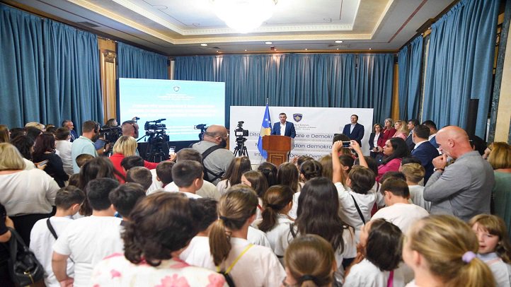 PKoretin's tweet photo. Kryetari i Kuvendit të Republikës së Kosovës, Kadri Veseli, sot, me rastin e kremtimit të Ditës së Demokracisë, ka thënë se demokracia përbën modelin më të mirë të qeverisjes në historinë politike të njerëzimit, ngase arrin të sigurojë një qeverisje e cila nuk e cenon vlerën. https://t.co/lvq5uGWALQ