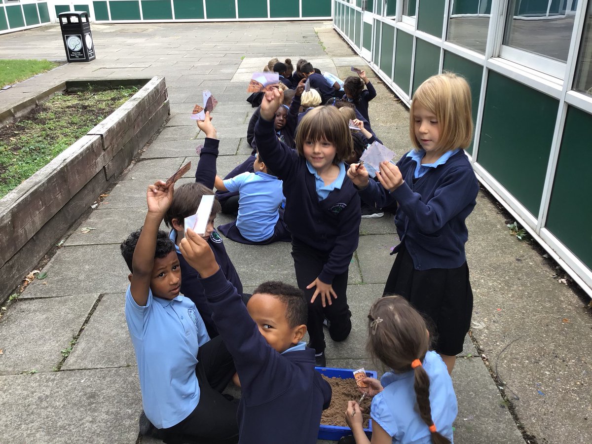 MrsCooperEdu's tweet photo. In our #timedetectives entry point we learnt that history is just like a jigsaw puzzle! #findingclues #archeologicaldig #happydance #NWfed https://t.co/YH9k35LWJV