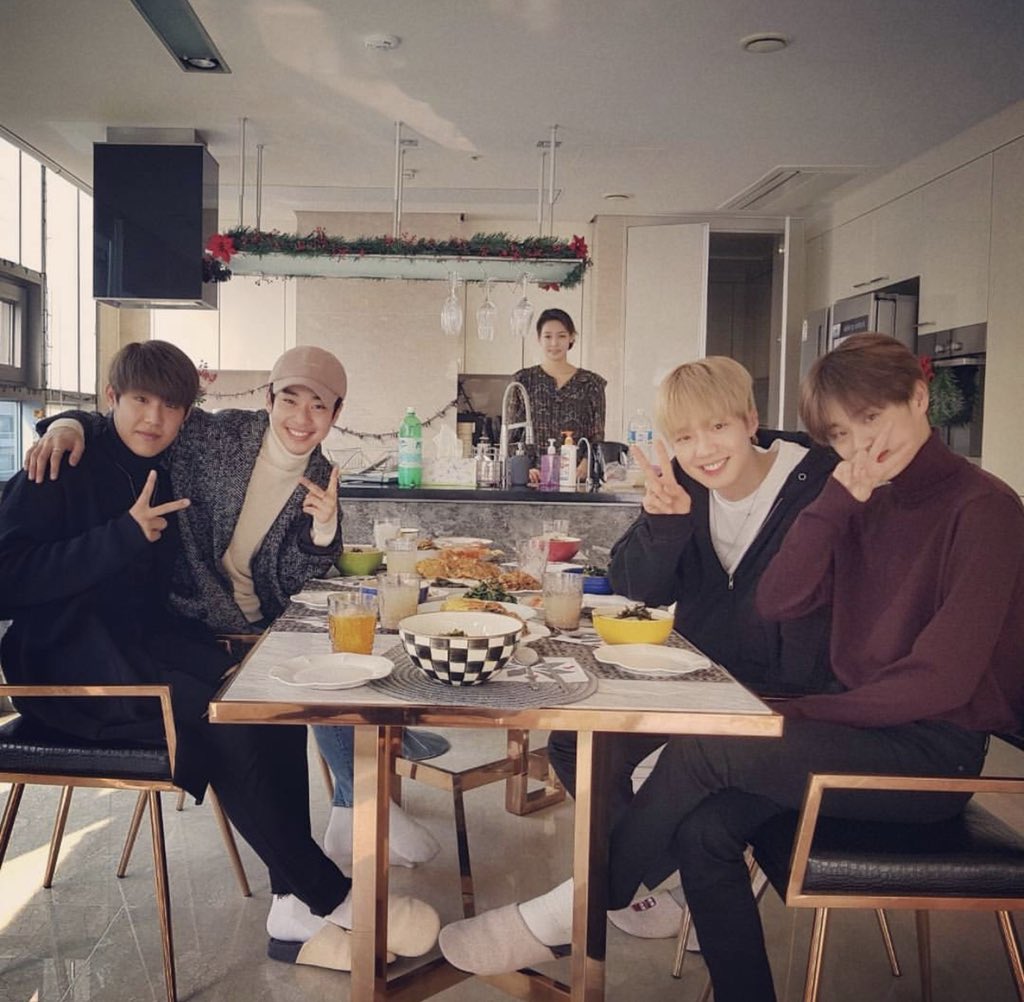 miiidiiiz's tweet photo. ชอบคำพูดของยองมินกับดงฮยอนมากๆ พูดเหมือนกันตลอดว่ารู้สึกเศร้า รู้สึกเสียดายที่ไม่ได้เจอกับอูจินและแดฮวีบ่อยๆ เวลามีงานไหนหรือรายการไหน จะมีประโยคแบบนี้มาให้ได้ฟังเสมอ มันไม่ใช่แค่เด็กฝึกที่ฝึกมาด้วยกัน เค้าอยู่ด้วยกันมานาน ความรู้สึกถูกหล่อหลอมให้เป็นคำว่าครอบครัวไปแล้ว (: https://t.co/tebcXCe4MV