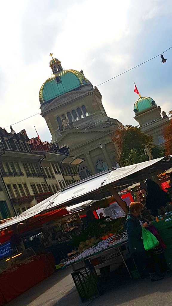 littleswisslady's tweet photo. #bern #hauptstadt #bundeshaus #marktzeit #wasserspiele😊 https://t.co/IfayqL4kKq