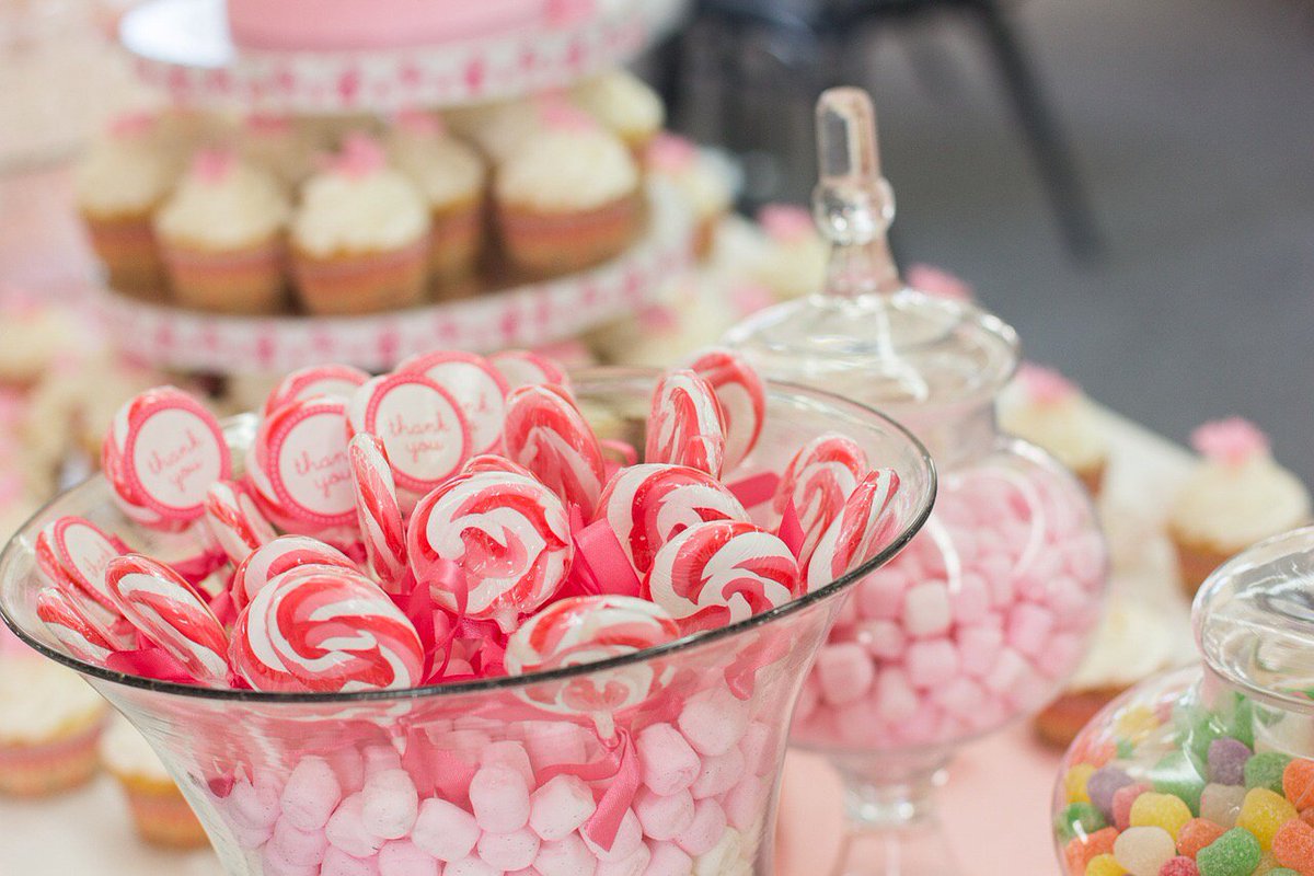 farissweets's tweet photo. There is something about a lollipop which brings joy to anyone’s face young or old. It’s like a #throwback to getting one after you have been to the dentist! #farissweets #personalisedsweets #londonbirthday #weddingfavours #friyayvibes #londonmoms #londonsweets https://t.co/eOgP562mwI