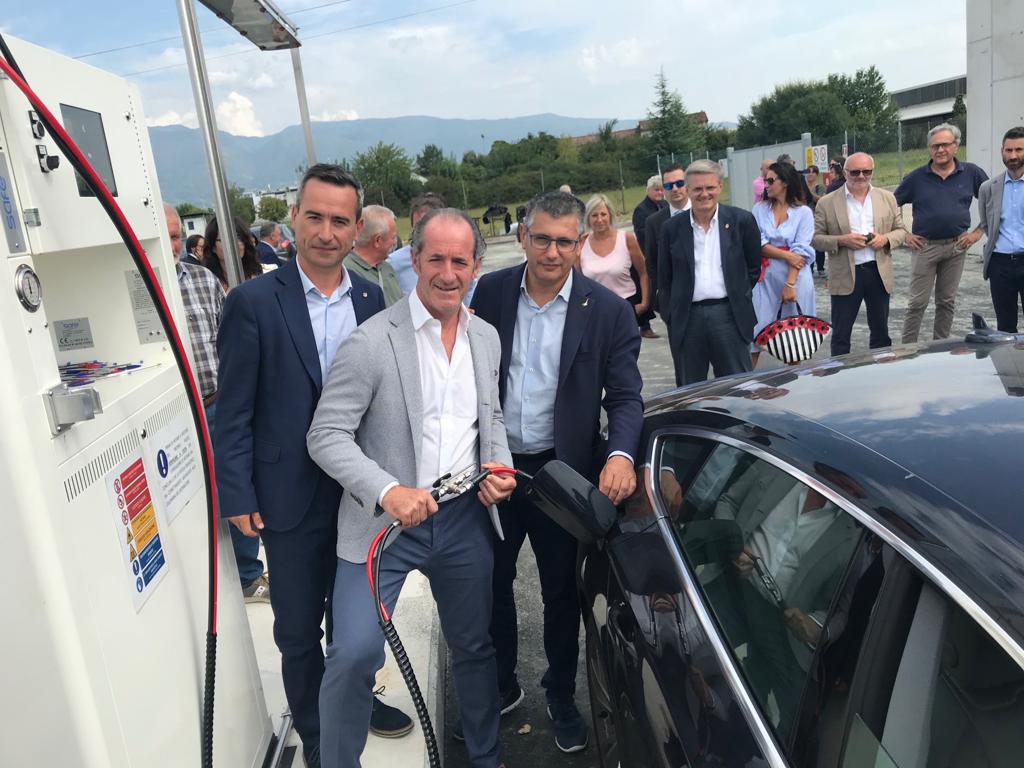 Legambiente's tweet photo. Oggi a Vittorio Veneto è stato inaugurato il distributore di #biometano da digestione anaerobica da parte dell'azienda Savno di gestione dei rifiuti di parte della provincia di #Treviso, con @zaiapresidente, il senatore Gianpaolo Vallardi, @StefanoCiafani e @legambienteven https://t.co/qi16lDwyOw