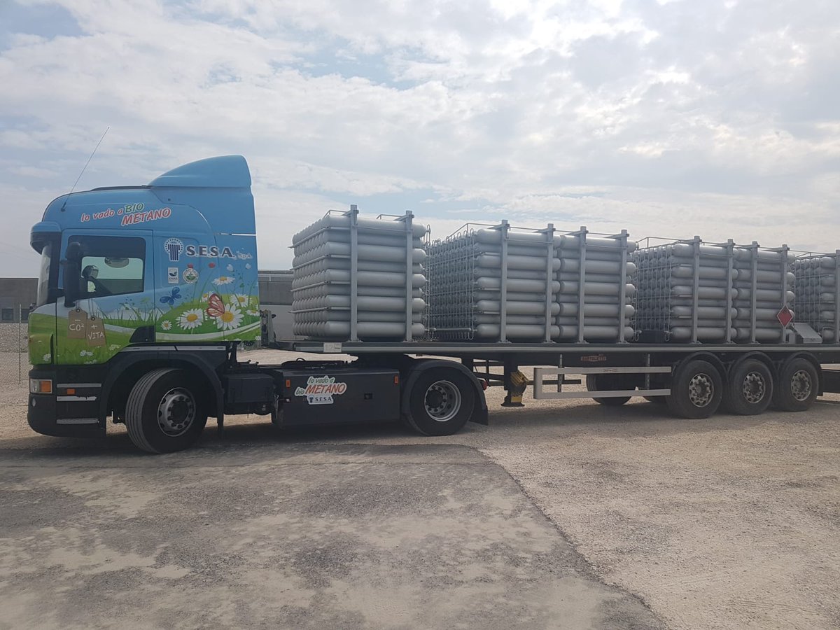 Legambiente's tweet photo. Oggi a Vittorio Veneto è stato inaugurato il distributore di #biometano da digestione anaerobica da parte dell'azienda Savno di gestione dei rifiuti di parte della provincia di #Treviso, con @zaiapresidente, il senatore Gianpaolo Vallardi, @StefanoCiafani e @legambienteven https://t.co/qi16lDwyOw