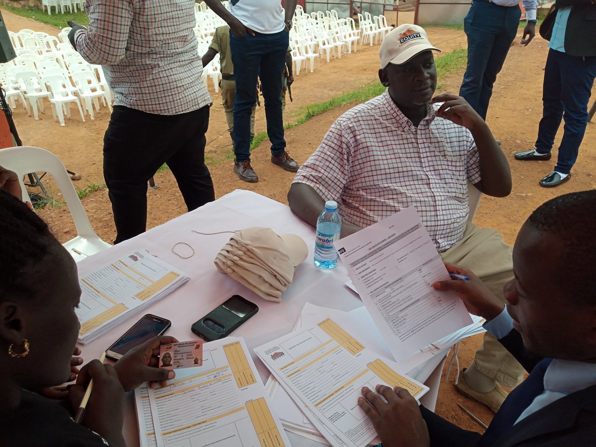 ExpressFCUganda's tweet image. Mr.  Senkaali David Lubwama is the first fan to register for the #EquityExpressCard today at Wankulukuku. Join the #EquityExpressTrain today

#MukwanoGwabangiNdibaYokka 🔴⚪⚫