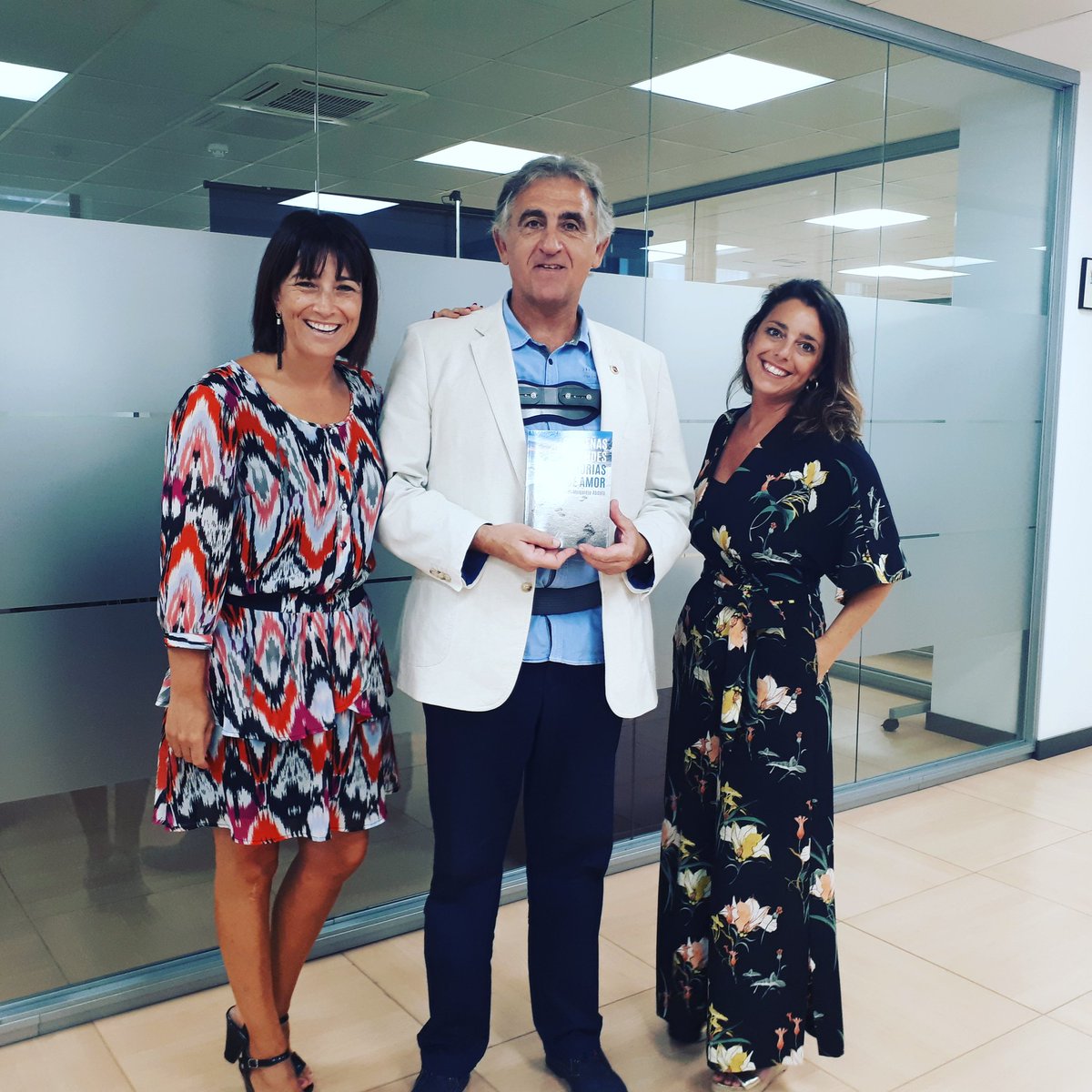 Muchas gracias a @jvrmelgarejo por dedicarme su último libro y por el interés que siempre muestra en nuestros temas sociales!  #pequeñasgrandeshistoriasdeamor