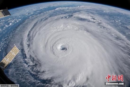 Echinanews's tweet photo. #BREAKING: #HurricaneFlorence makes landfall near Wrightsville Beach in North Carolina at 7:15 a.m. EDT (1115 GMT) as a Category 1 storm, according to the National Hurricane Center https://t.co/iqu1AOYUFG