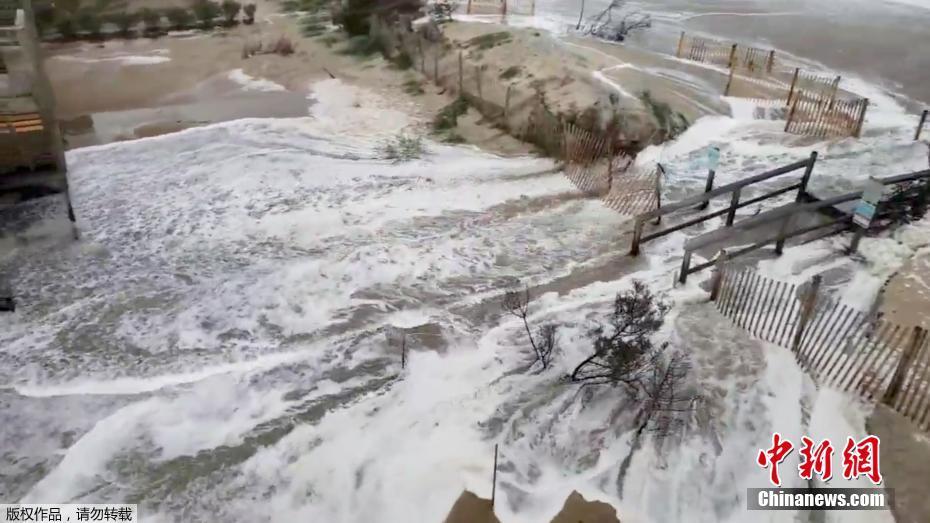 Echinanews's tweet photo. #BREAKING: #HurricaneFlorence makes landfall near Wrightsville Beach in North Carolina at 7:15 a.m. EDT (1115 GMT) as a Category 1 storm, according to the National Hurricane Center https://t.co/iqu1AOYUFG