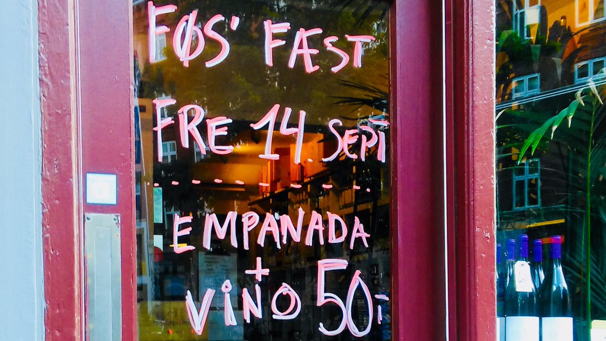 Malbeckvinbar's tweet photo. Husk vores Fødselsdagsfest i dag kl. 17-19. Empanada + et glas Riglos Quinto for kr.50,-  @HansHaahr alias Hansito er i baren #Malbeck og Maxi fra @RiglosWines nyder et glas med os https://t.co/OzcWmW548i
