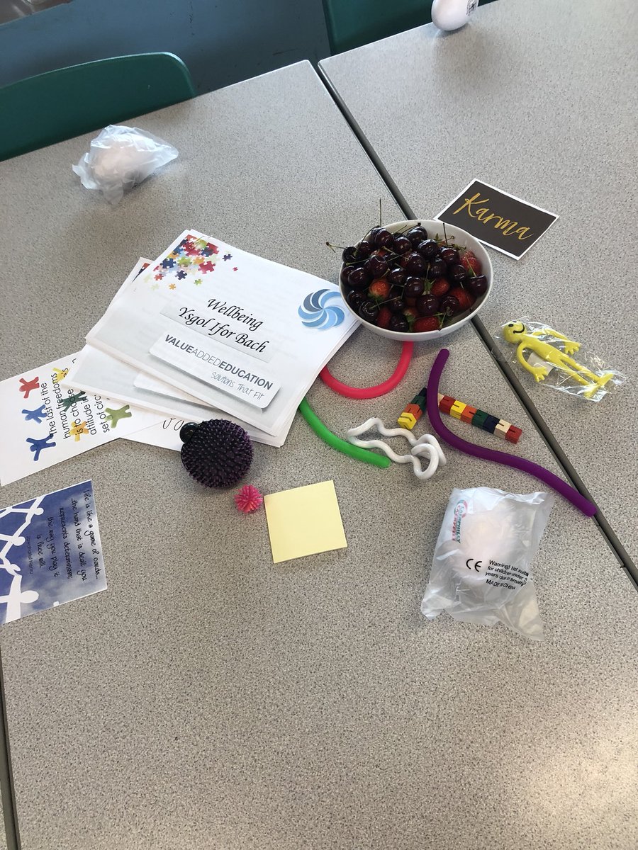 clwbIfor's tweet photo. Diwrnod Lles I staff heddiw. A well-being day today for our staff thanks to Ann @ValueAddedEd for an inspirational day. Thank u Mrs Edmunds for our fruit and thanks to @HS_Caerphilly for our stress balls. @healthyschools_ #staffwellbeing #values #selfawareness https://t.co/Vzaj7bpkd9