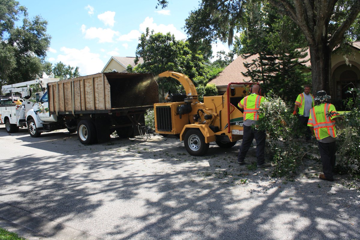 LongwoodFL's tweet photo. Big thanks to the crew from Public Works for getting a local neighborhood more accessible for emergency vehicles! Plus, that bucket looks really fun! #DamianAnson #SeanCallaghan #SpencerDaniels #DonEdmonds #DavidFernandez #MattHockenberry #PublicWorks #workingtobetterserveyou https://t.co/eEsK6sn3MD