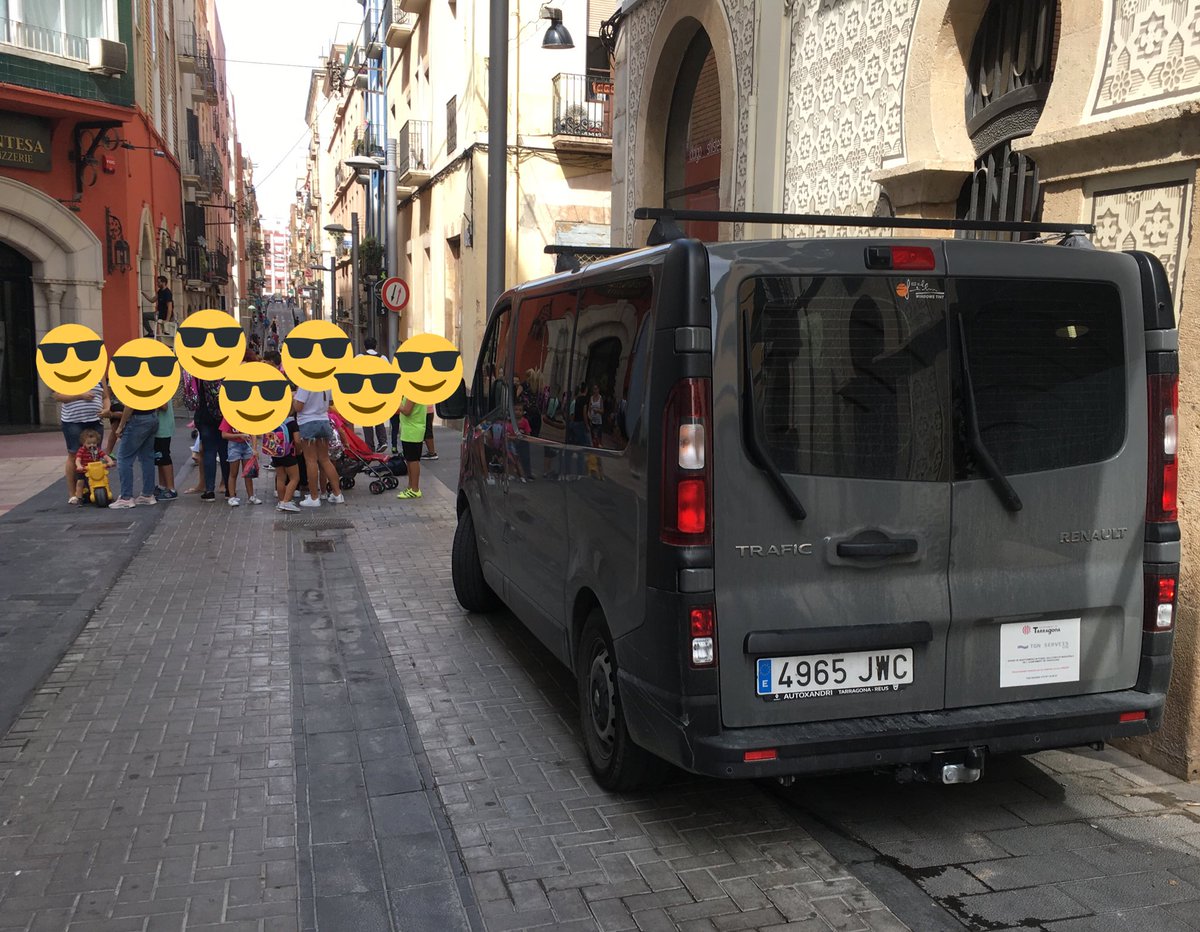 Umpapdclos's tweet photo. Sembla que la presència continuada no es referia a la guàrdia urbana si no als vehicles de @TGNAjuntament. Foto de la sortida d’aquest migdia. https://t.co/Vx1A2TikvJ
