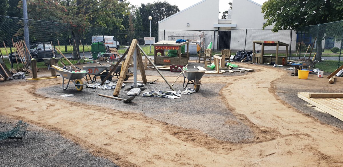 FastnetTalent's tweet image. 4 hrs down, 2 to go! This area began as a tennis court this morning and (hopefully) will be a playground with a play shop, garage, cycle track and seating area for the kids #LifeatFastnet #differencedays #volunteering
