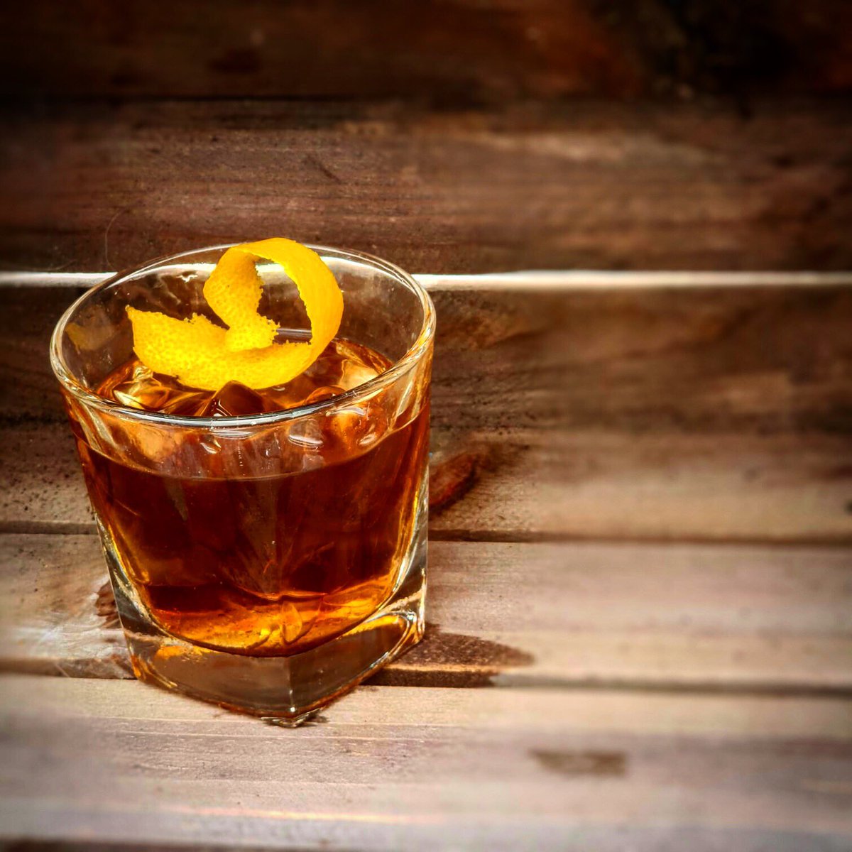 Old fashioned is only one of the many classic #cocktails we serve here at the Castle! Start your weekend in style! 🍊 #cocktail #whiskycocktail #oldfashioned #classic #friday #thankgoditsfriday #harrowonthehill