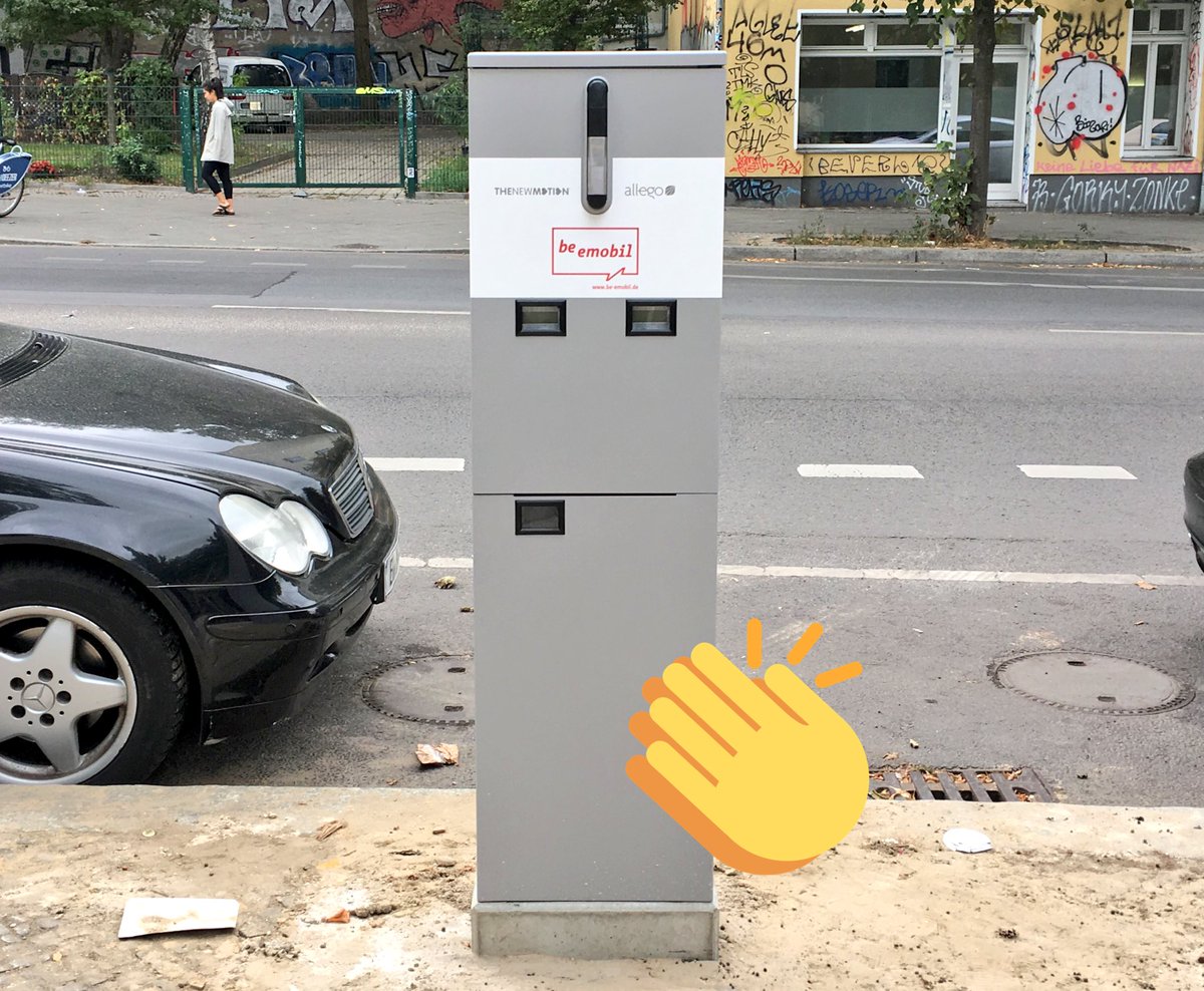 Simm_Patrick's tweet photo. Es geht voran mit der #Elektromobilitaet - zumindest ein bisschen. Neue Ladestelle von @beBerlin vor dem Büro.
#beemobil #berlin https://t.co/xqOvETCotR
