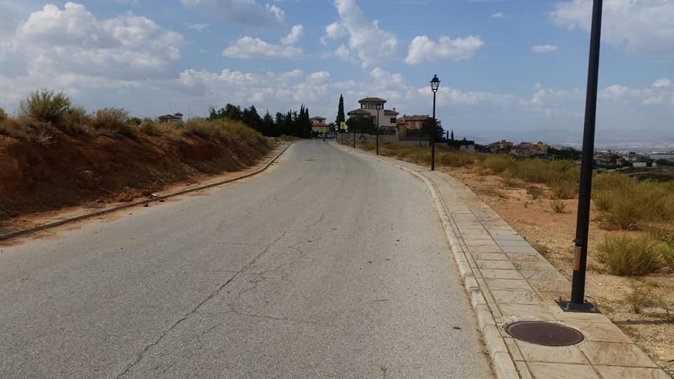 NazarioMontes's tweet photo. Seguimos trabajando en las tareas de limpieza y desbroce en distintas zonas de Otura. En esta ocasión calle Keops y zona verde de Unis. Hoy continuamos en Avda. Villa de Otura y Camino de Alhendin.
Nuestro único objetivo, Otura. https://t.co/mi8EBXpvKa