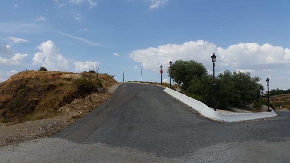 NazarioMontes's tweet photo. Seguimos trabajando en las tareas de limpieza y desbroce en distintas zonas de Otura. En esta ocasión calle Keops y zona verde de Unis. Hoy continuamos en Avda. Villa de Otura y Camino de Alhendin.
Nuestro único objetivo, Otura. https://t.co/mi8EBXpvKa