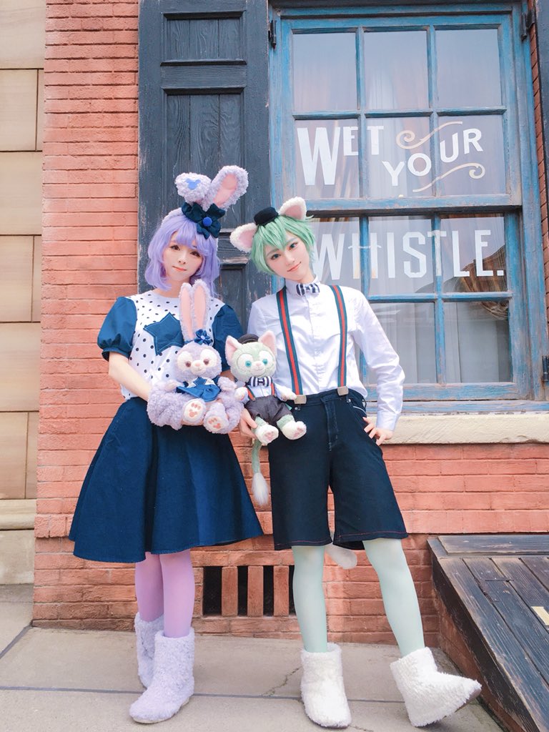 mekabu_cos's tweet photo. 2日目は海でジェラトーニ🐱ステラルー🐰デニムシリーズ！
ジェラルーぬいちゃんの可愛さ世界一😭💞お揃いの服を着ることが出来て幸せだった💝！
せっせともこもこかぼちゃパンツ作ったけどスカート丈が長すぎて全く見えませんでした( 笑 )
みったんのジェラトーニ可愛い！
#Dハロ仮装 
#Dハロ仮装2018 https://t.co/oB8FLcs9VX