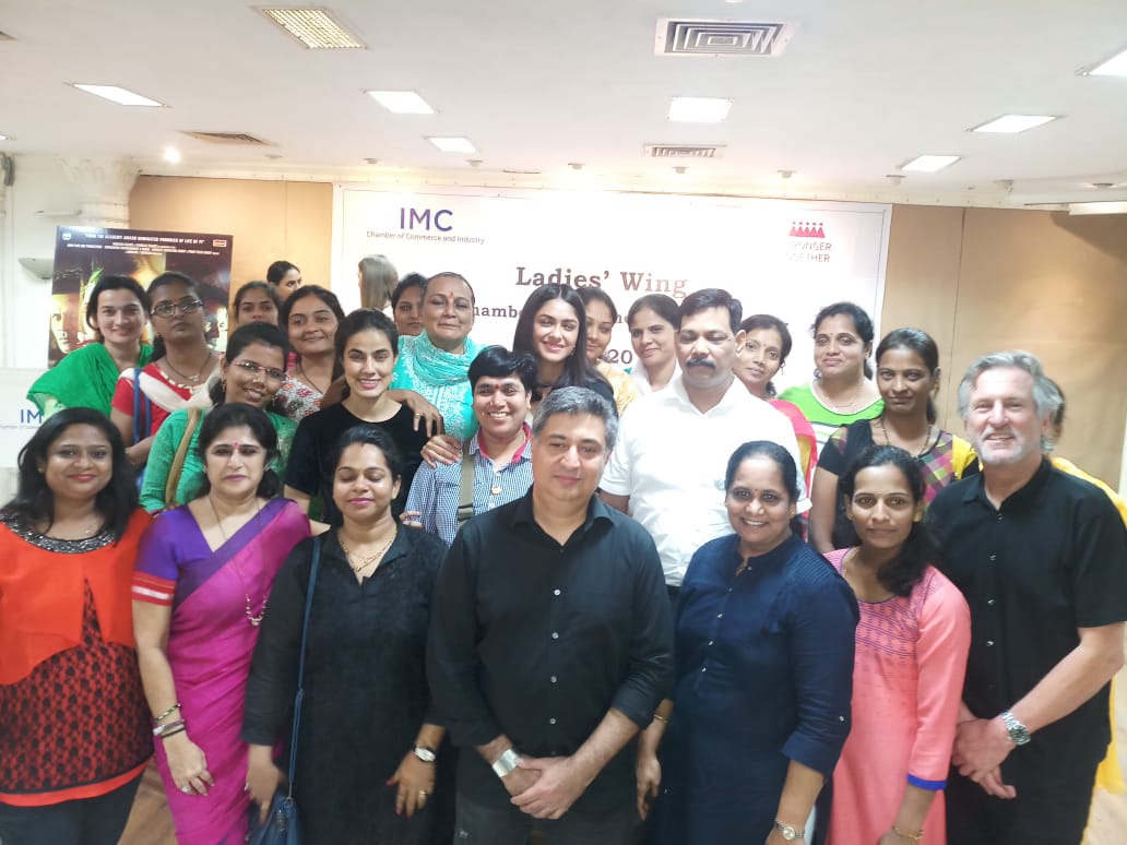 samraajtalkies's tweet photo. #LoveSonia girls @mrunal0801 and @riyasisodiya071 along with #DavidWomark, @ThakareShalini and director #TabrezNoorani have a hearty conversation at #IndianMerchantChember. 
#AgainstAllOdds @imcladieswing https://t.co/muZHMvOciC