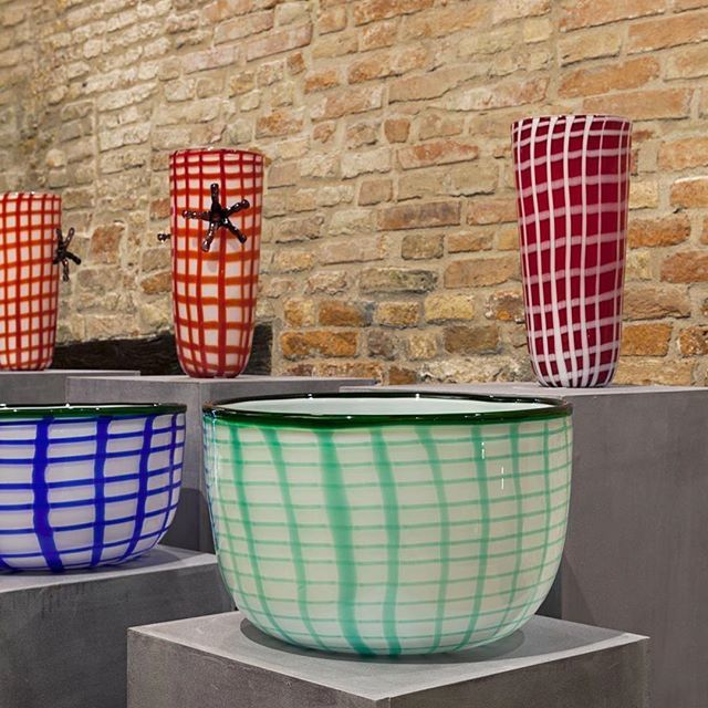 Today Friday 14th from h. 6 pm to 8 pm @capisanihotelvenice will host a cocktail to celebrate the new “Edie Bowls” designed by @elenacutolodesign for @purho_official and the new red Edie Vase available now in limited edition of 9 numbered pieces. 💥💥💥
.
.
 cocktail sponsored …