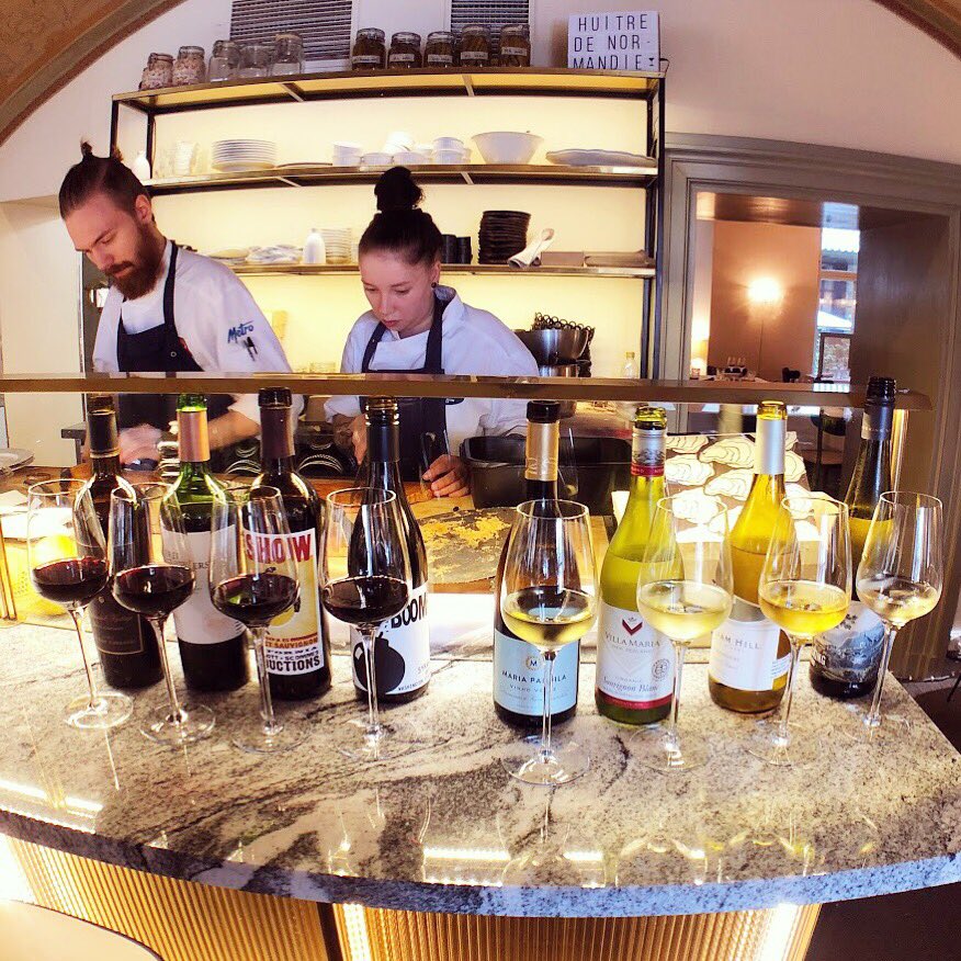 Tällä viikolla julkaisimme Sue Ellenin uuden menun📋 
Uusia annoksia testatessa kokeilimme tietysti myös mitkä viinit sopivat yhteen uutuusannostemme kanssa🥂🍷 Katso uusi lista profiilin huippukohdista👌🏻