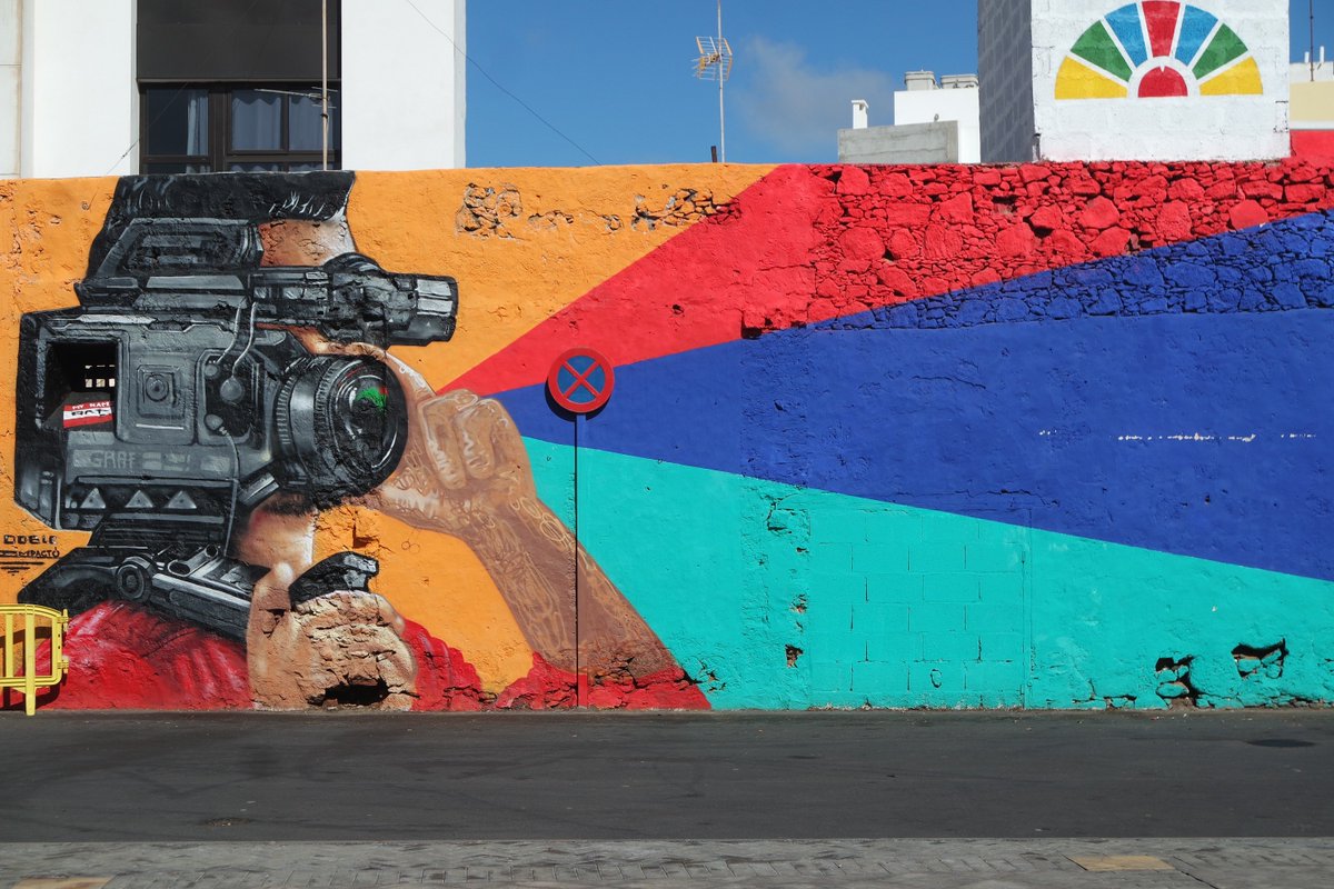 Grayson Perry asks 'should we re-invent how we mark landmark events in our lives, tailor ceremonies appropriate to personal situations?' Excellent! channel4.com/programmes/gra… Try it for yourself? Rites of Passage Autumn School 2-5 Nov. Last few places. deadgoodguides.co.uk/?p=2774