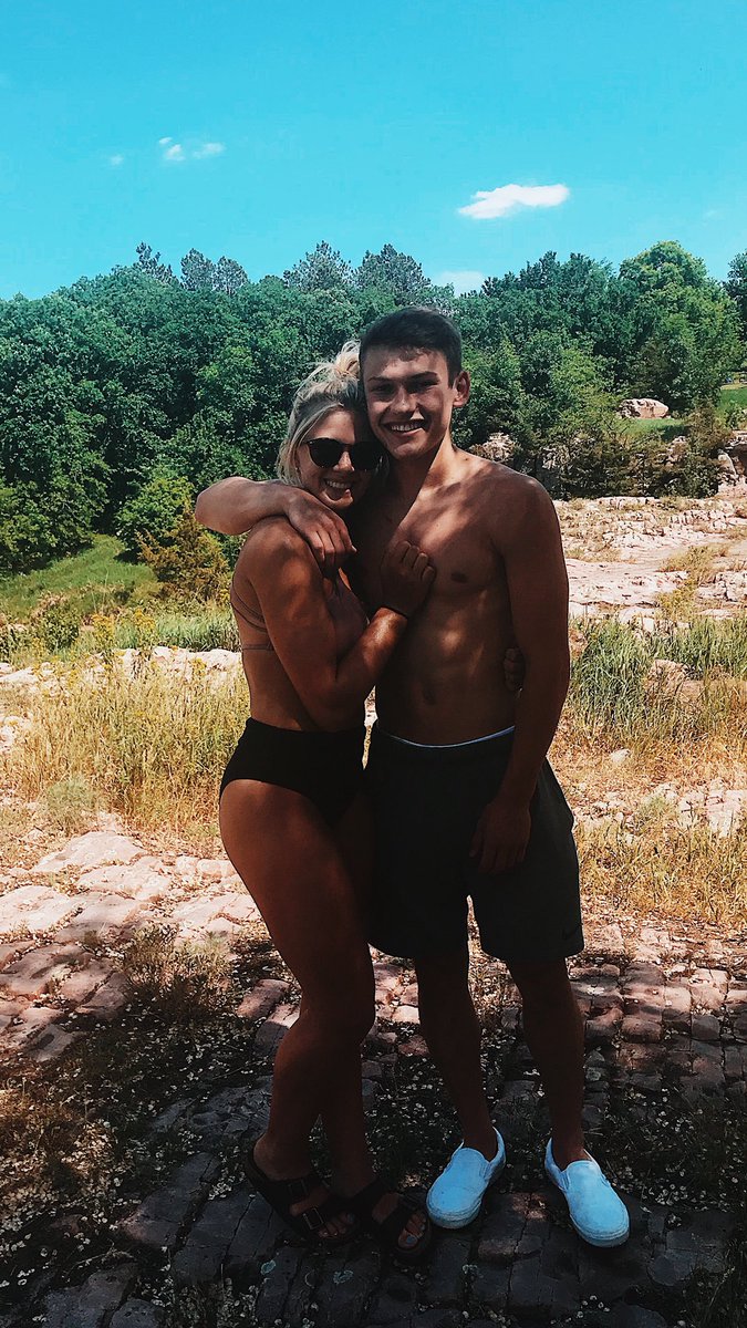 SarahSnelling14's tweet photo. Big happy birthday to my best friend on his 18th bday!!!! Thank you for being an extraordinary person &amp; loving me everyday. Hope you have the best day ever 💗 https://t.co/RHwMC9lc7Q