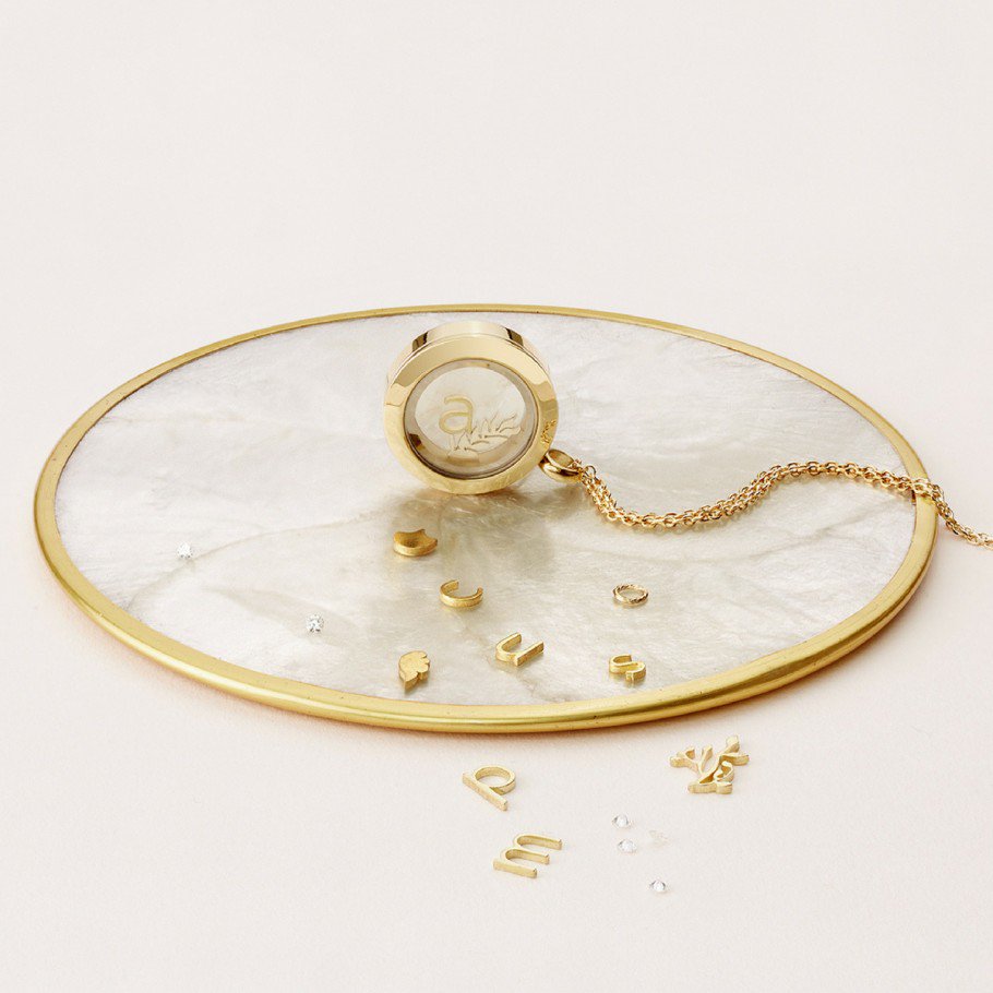 #Nouveau chez ILADO ! L'Amulette à Gris-gris en #or18k ✨: glissez-y vos précieux gris-gris pour exprimer qui vous êtes et vous inspirer chaque jour. #BijouUnique 

>Créez un bijoux qui vous ressemble: bit.ly/2CV54lX