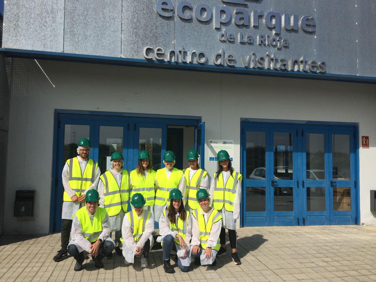 TheCircularLab's tweet image. 🗓️📌Los chicos del #CircularTalentLab han visitado la planta de selección de envases en el ecoparque de La Rioja. ¡Una visita enriquecedora para su formación en #TheCircularLab! 👍
