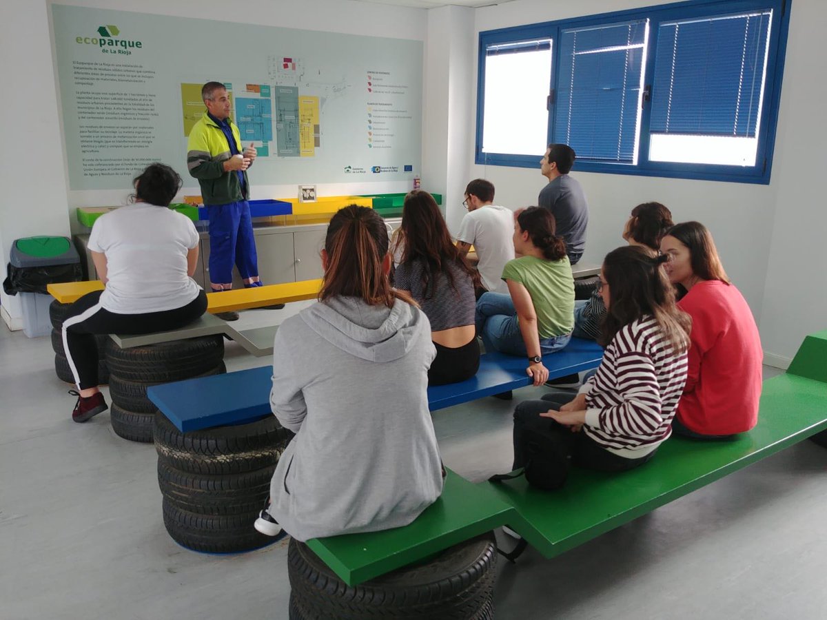 TheCircularLab's tweet image. 🗓️📌Los chicos del #CircularTalentLab han visitado la planta de selección de envases en el ecoparque de La Rioja. ¡Una visita enriquecedora para su formación en #TheCircularLab! 👍
