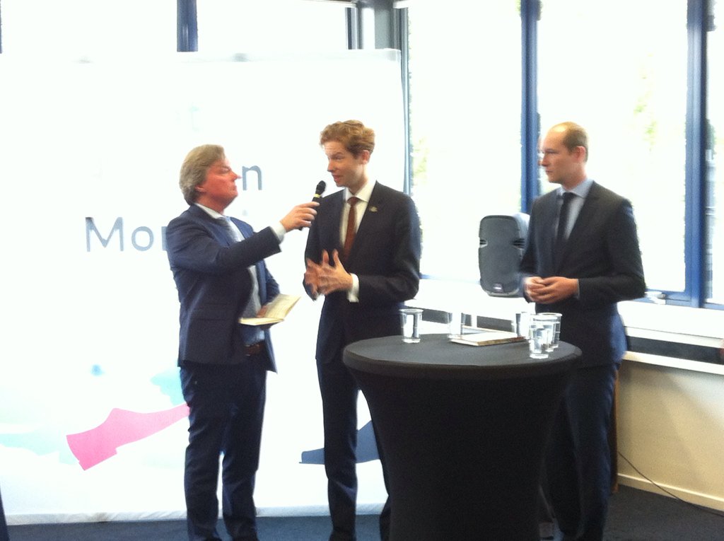 Mooie start #solaroad busbaan samen met enthousiast bedrijfsleven duurzaam #Nissewaard <a href="/floorvermeulen/">Floor Vermeulen</a> <a href="/IgorBal/">Igor Bal</a>