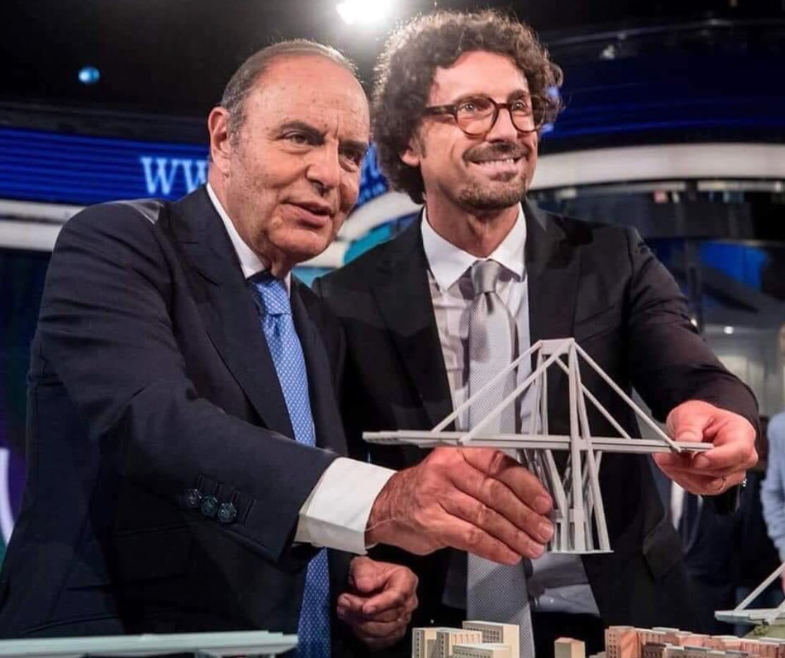 LucaBizzarri's tweet photo. Io sto aspettando speranzoso che qualcuno dica che questa foto è una bufala. Perché se no questa non è da dimissioni, non è da scuse (parlo per entrambi i protagonisti).
Questa è da TSO. https://t.co/2STepjdaZP