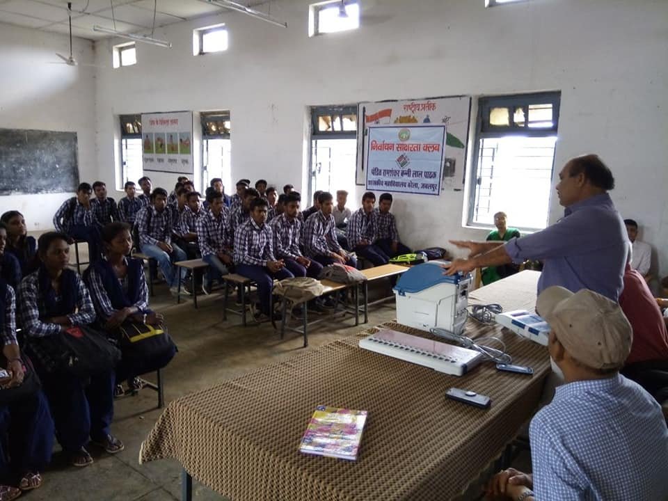 CEOMPElections's tweet photo. निर्वाचन साक्षरता क्लब #ELC अंतर्गत आज दिनाँक 13.09.2018 को जबलपुर के ग्रामीण अंचलों के महाविद्यालयों मझोली एवं बरेला में युवाओं को #EVM #VVPAT के माध्यम से निर्वाचन प्रक्रिया से अवगत कराया गया, एवं मतदाता शपथ आदि गतिविधयों का आयोजन किया गया।

#SVEEP #ECI #MPElections2018
#CEOMP https://t.co/6bbSYVTRit