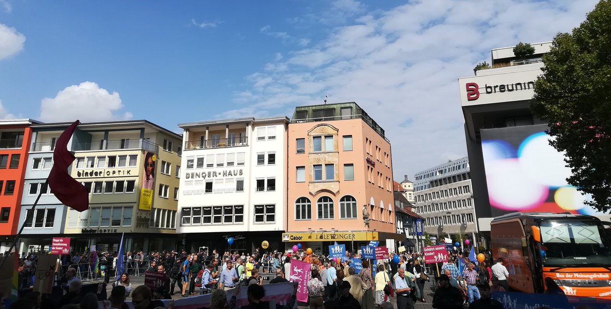 FrauFoo's tweet photo. ein mehrfaches an leuten auf der gegendemo auf dem marktplatz. und lauter sind wir auch! laute rufe, laute musik. #nodfa keine demo für alle https://t.co/5M4CE9AidX