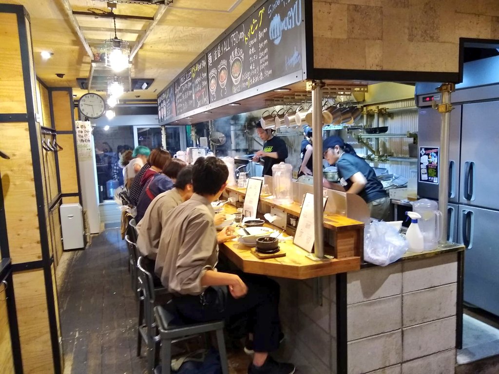 demikublog's tweet photo. De nuevo alojados en #Kyoto, esta vez en Emmachi. Y buscando, en una web local, los mejores restaurantes de Ramen 🍜 vimos que había uno junto al hotel, a 100m, así que para allí nos fuimos. Sin duda, uno de los mejores ramen de #DemikuJapon Deliciosos 🤗 https://t.co/TeG4bTEuZl