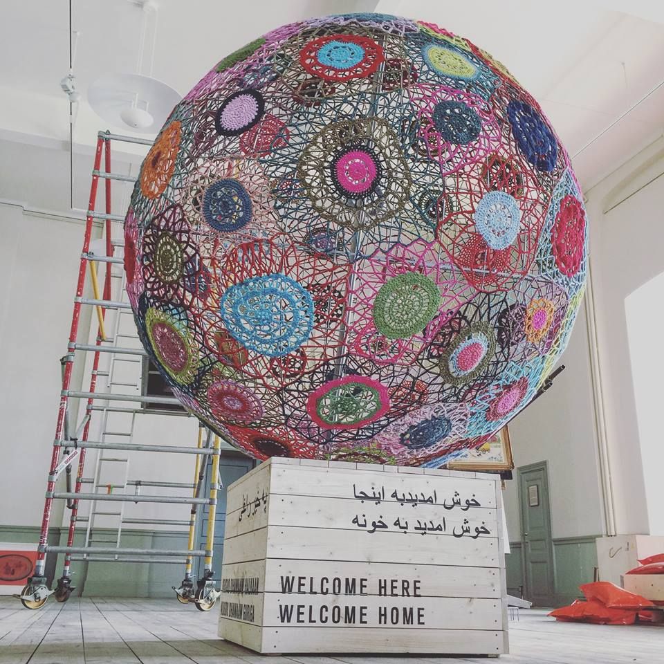 knithacker's tweet image. She Crocheted the World's Biggest Sphere to Share a Critical Message ... 'Wait Stay' by Elisabeth Bucht (Garnapa): buff.ly/2wzPjKG #art #craftivism #fiberart #crochet