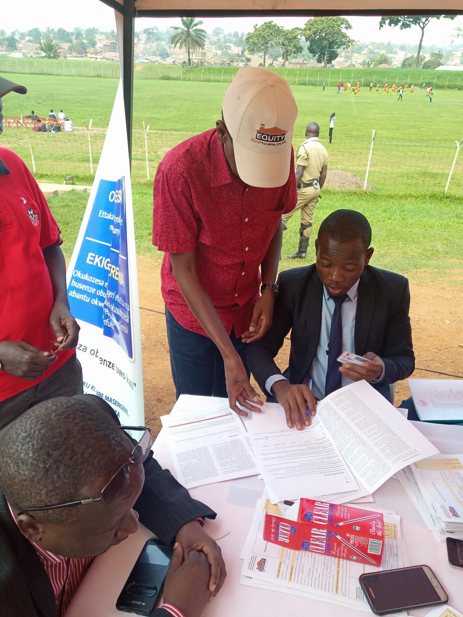 ExpressFCUganda's tweet image. Chairman Kiryowa Kiwanuka registers for his #EquityExpressCard 

#MukwanoGwabangiNdibaYokka 🔴⚪⚫