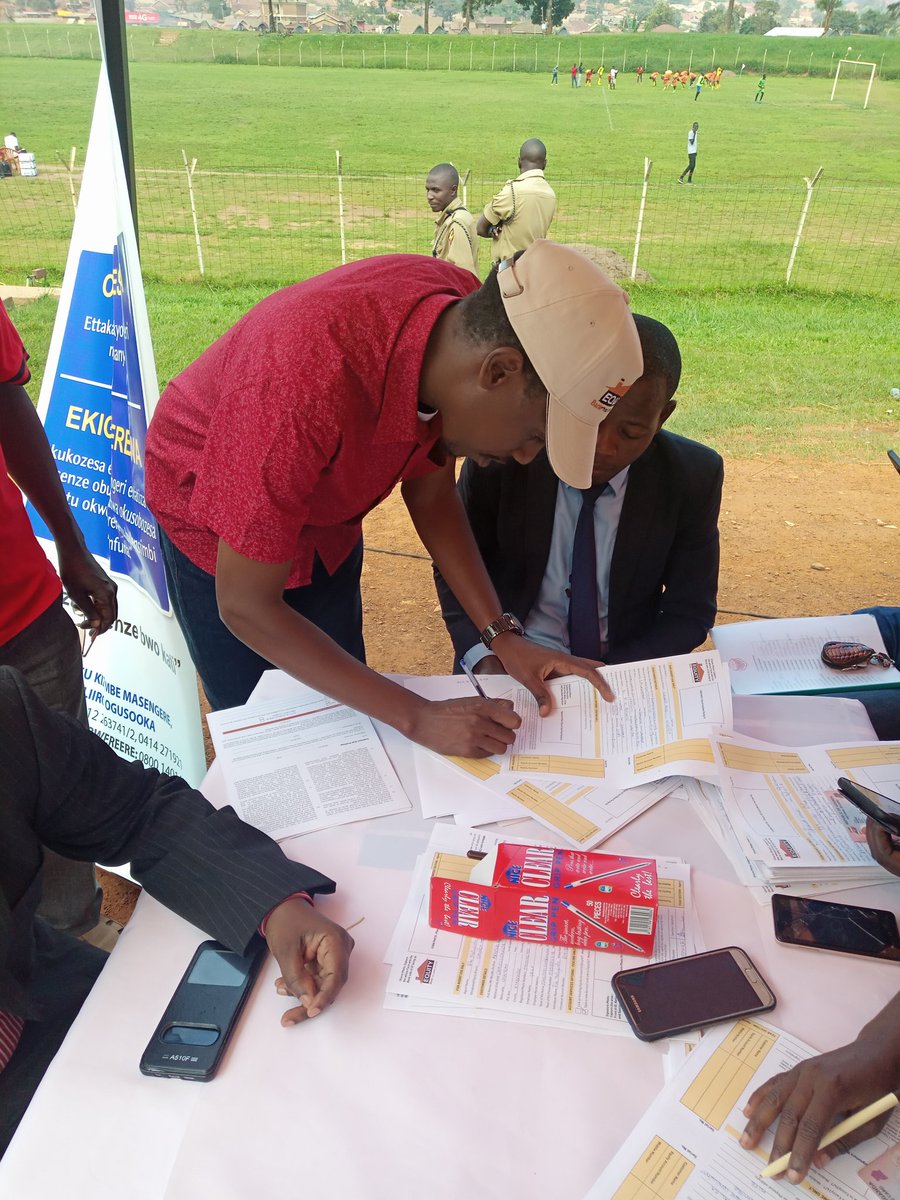 ExpressFCUganda's tweet image. Chairman Kiryowa Kiwanuka registers for his #EquityExpressCard 

#MukwanoGwabangiNdibaYokka 🔴⚪⚫
